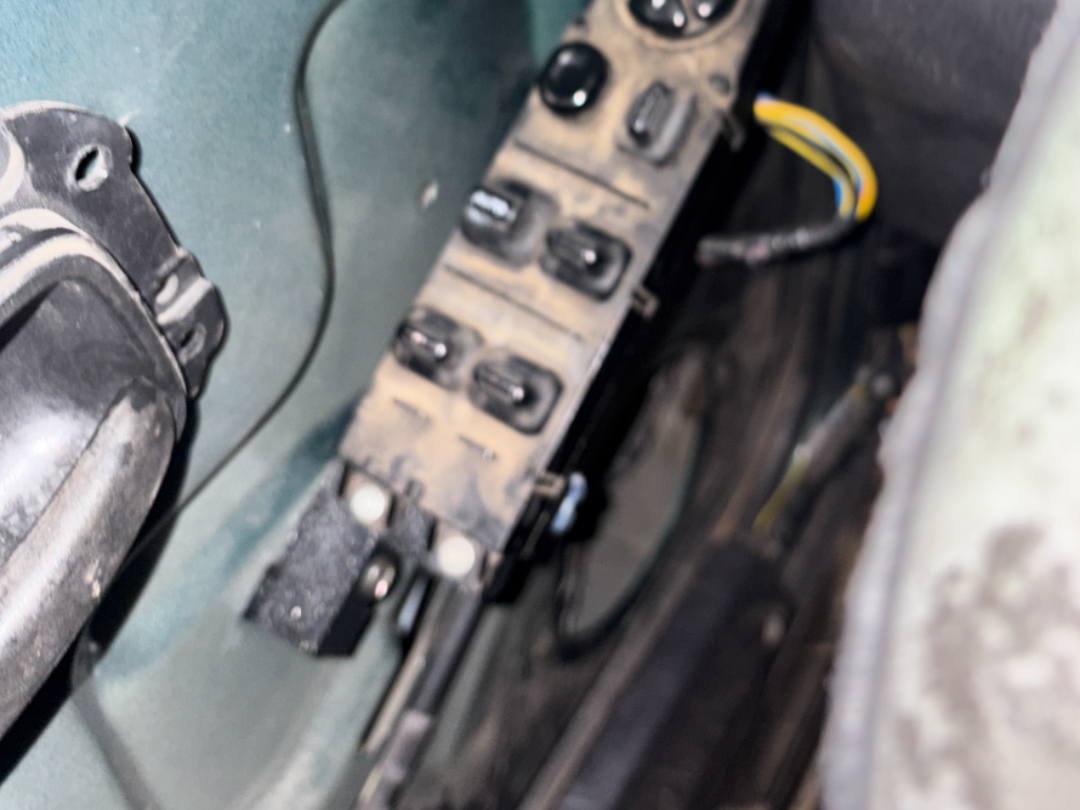 97-01 Xj Driver Window Switch Holder