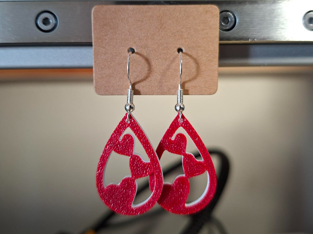 Aretes colgantes con diseño de corazon