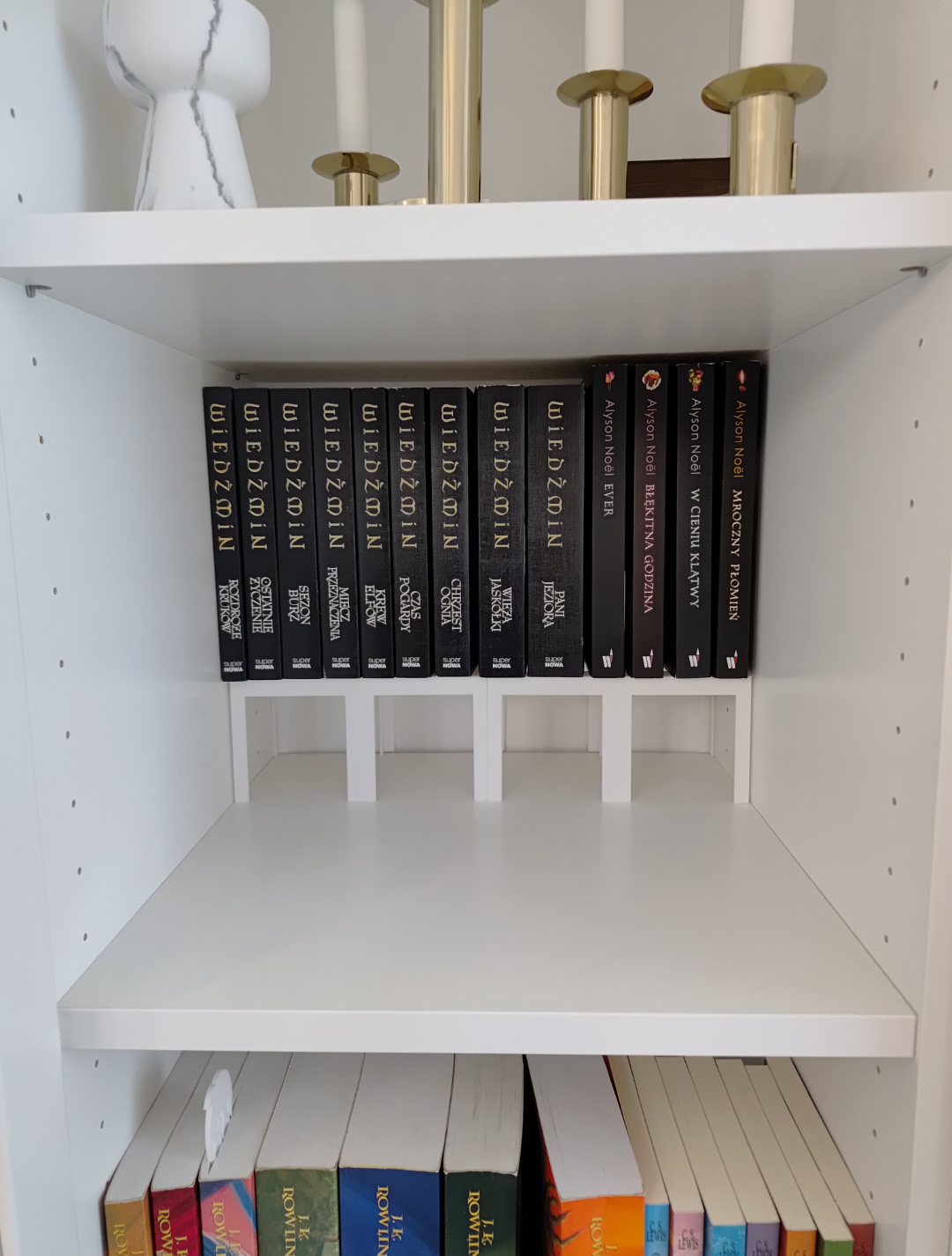 Bookshelf / step / platform