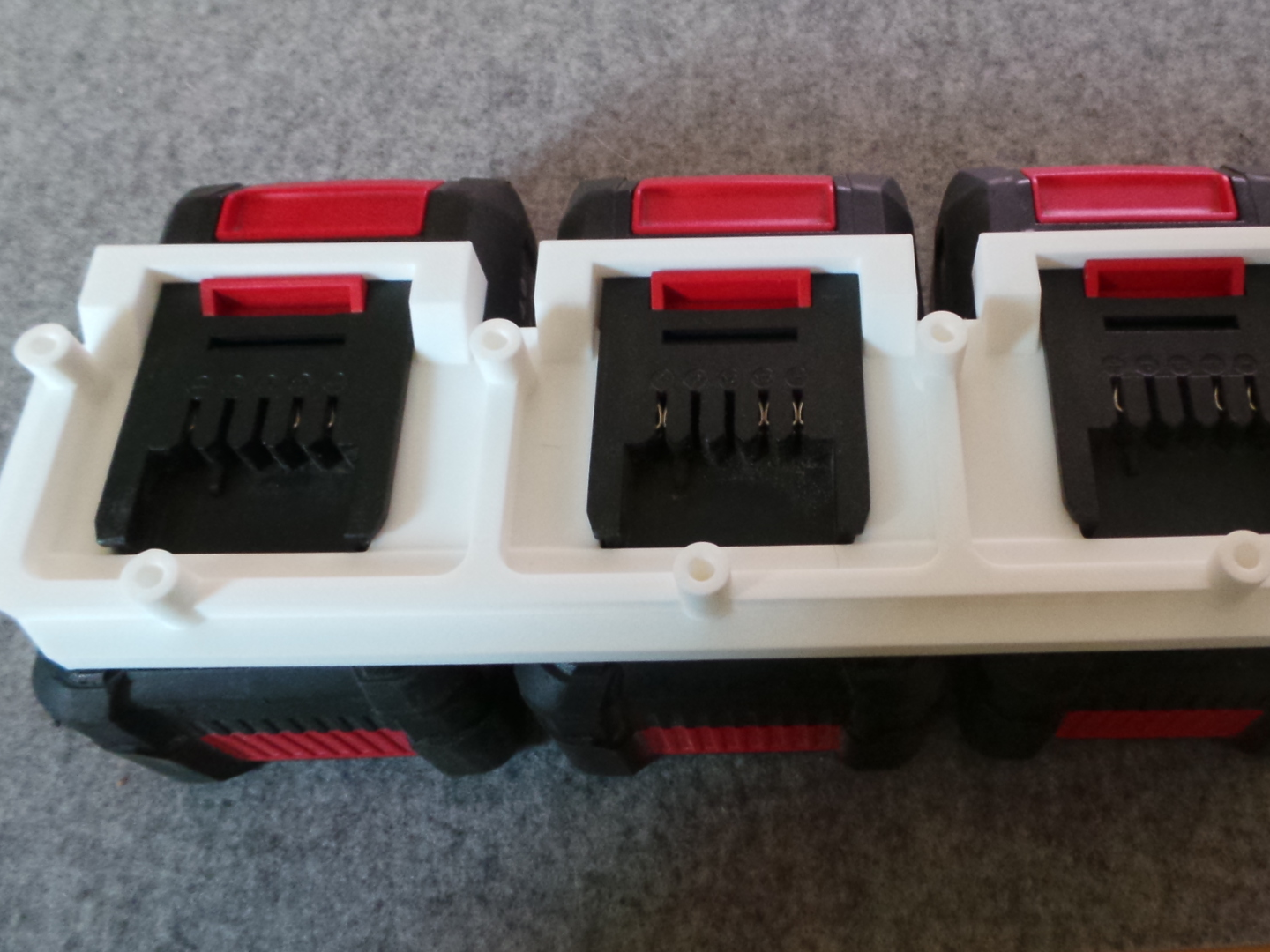 Einhell 18V Dreifach Akkuhalter – Unterbau