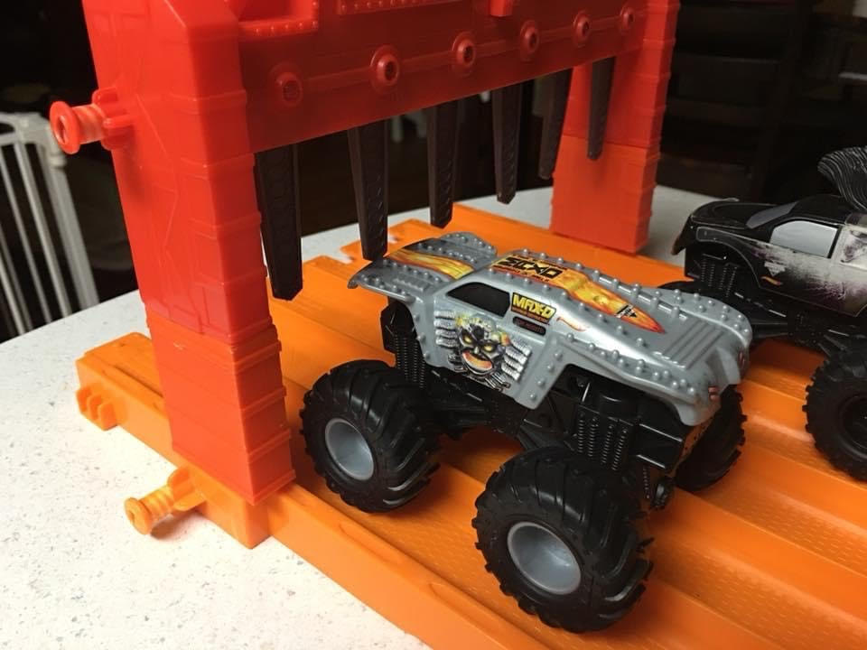 Hotwheels Track 1:43 risers for 6 lane track - designed for Monster Trucks to race