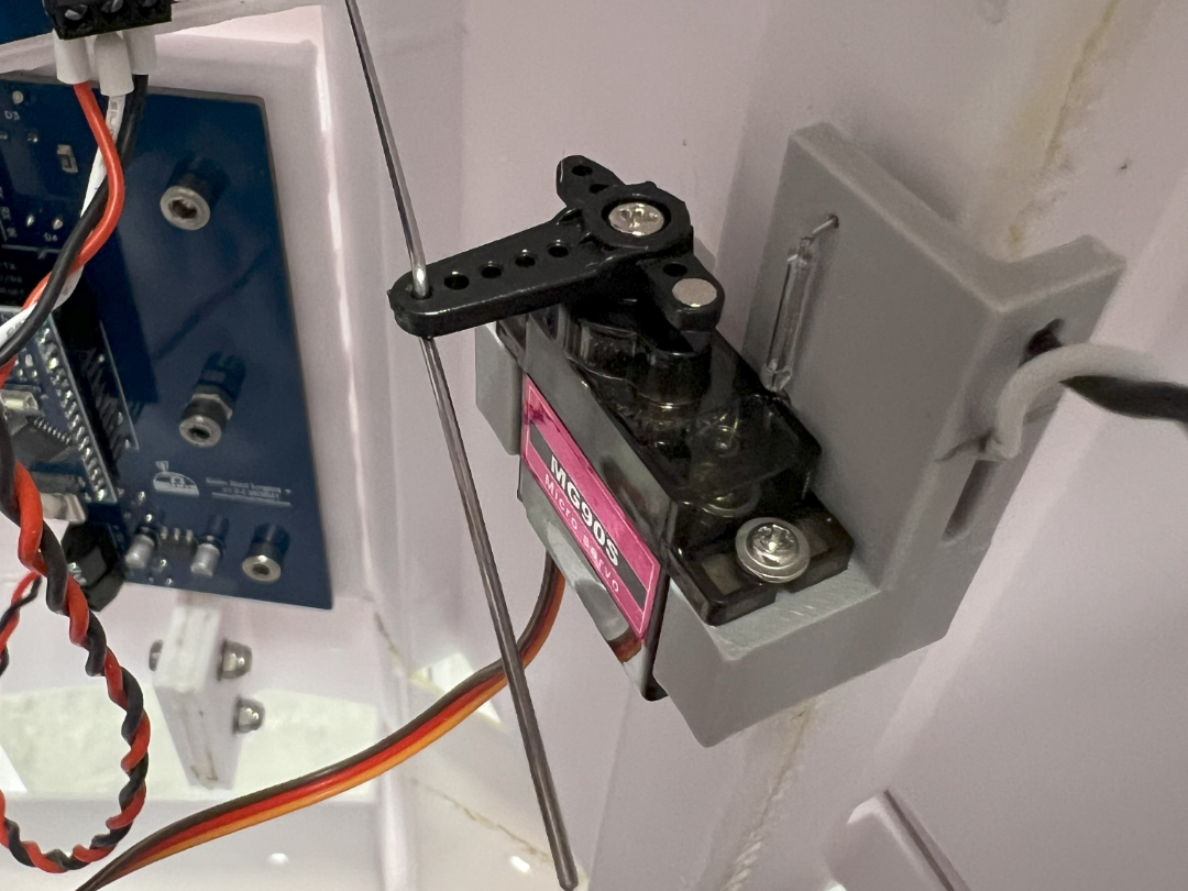 R2-D2 CBI Door servomount with reed contact
