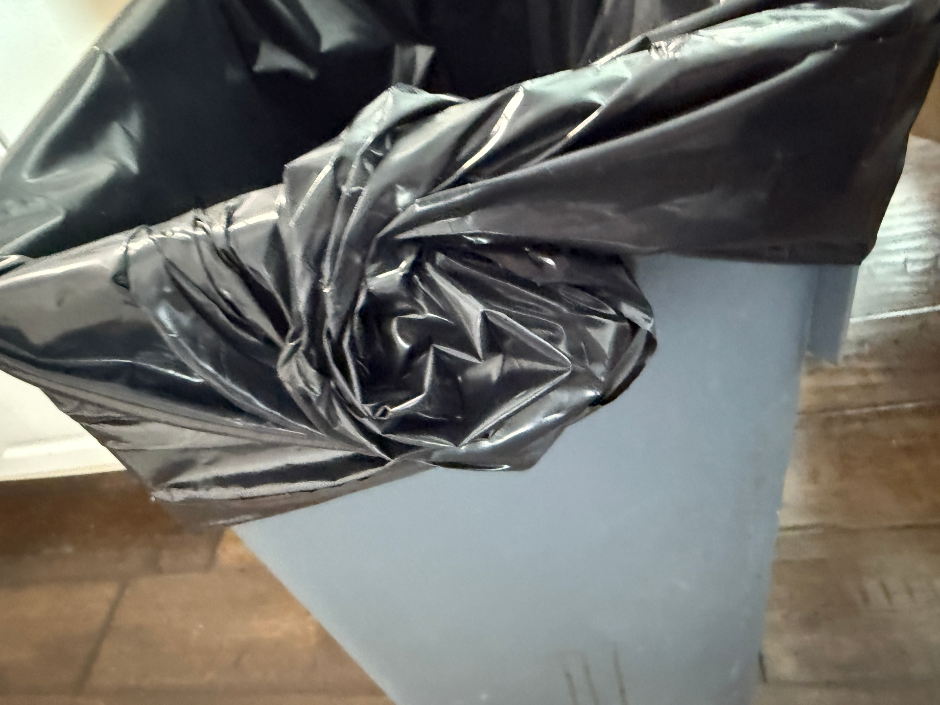 Garbage Bag Twist Holder