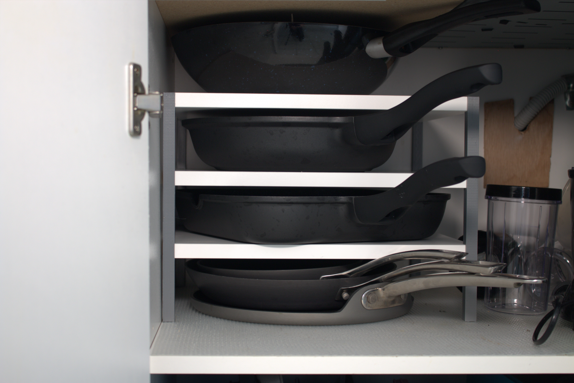 Frying pan storage shelves for 16mm melamine board