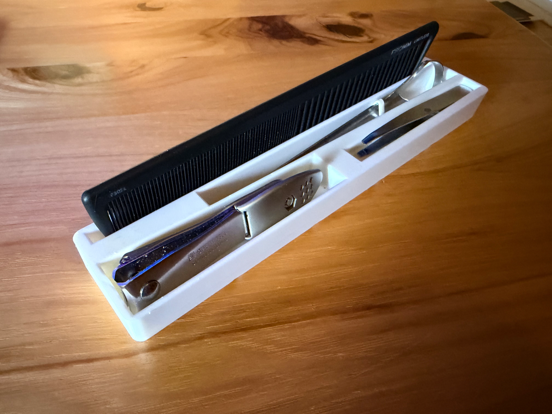 Gridfinity Comb and Fingernail Clipper Holder