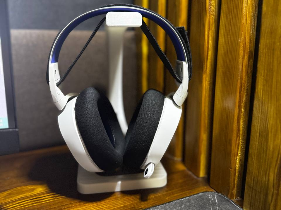Clean and simple headphone stand
