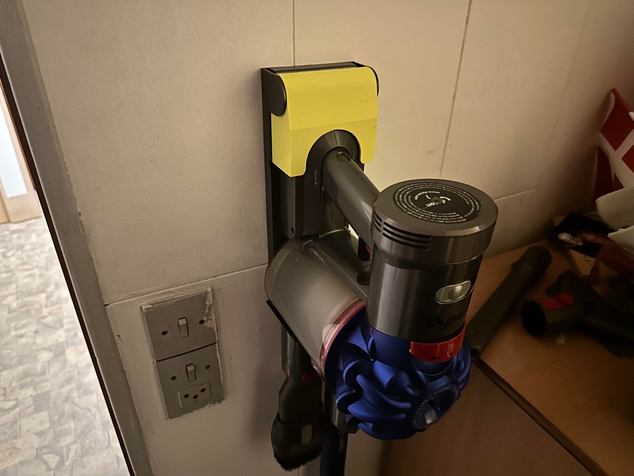 Dyson V7/V8 mount with Makita battery adapter