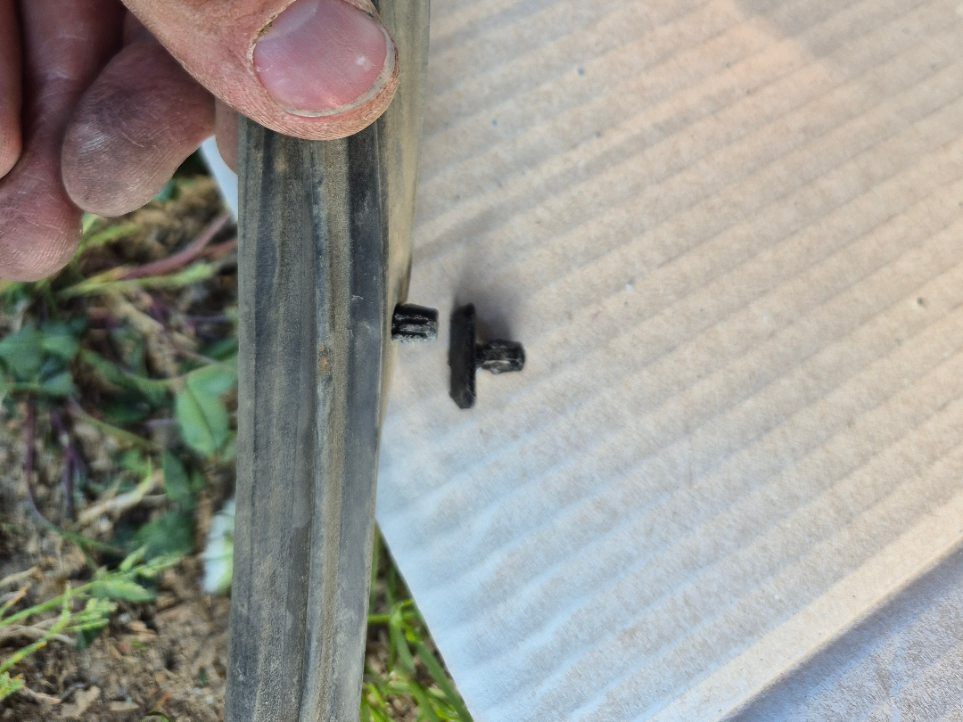 Citroen rubber trim clip (hood, side skirts ...)