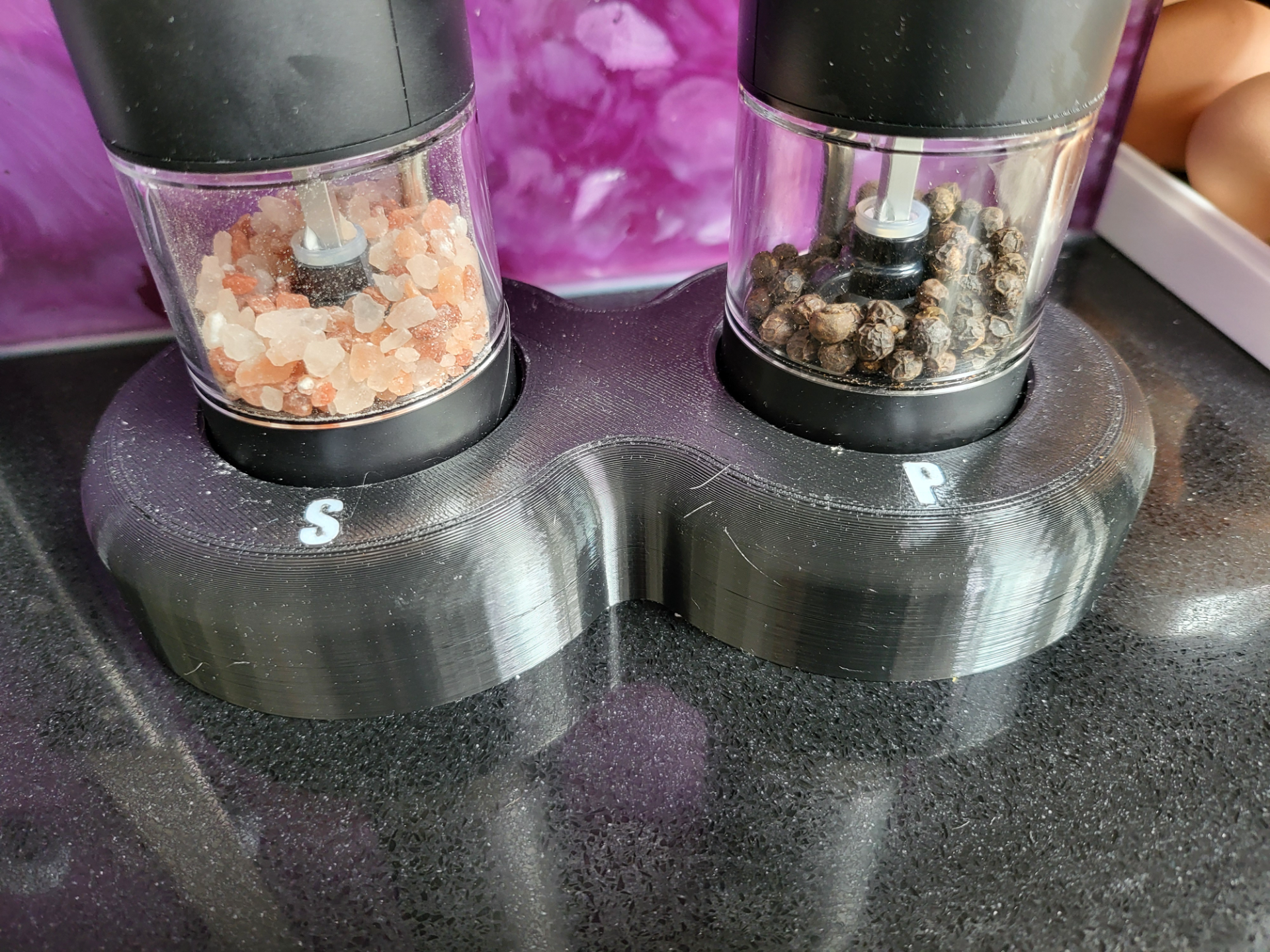 Weighted base for cruet set