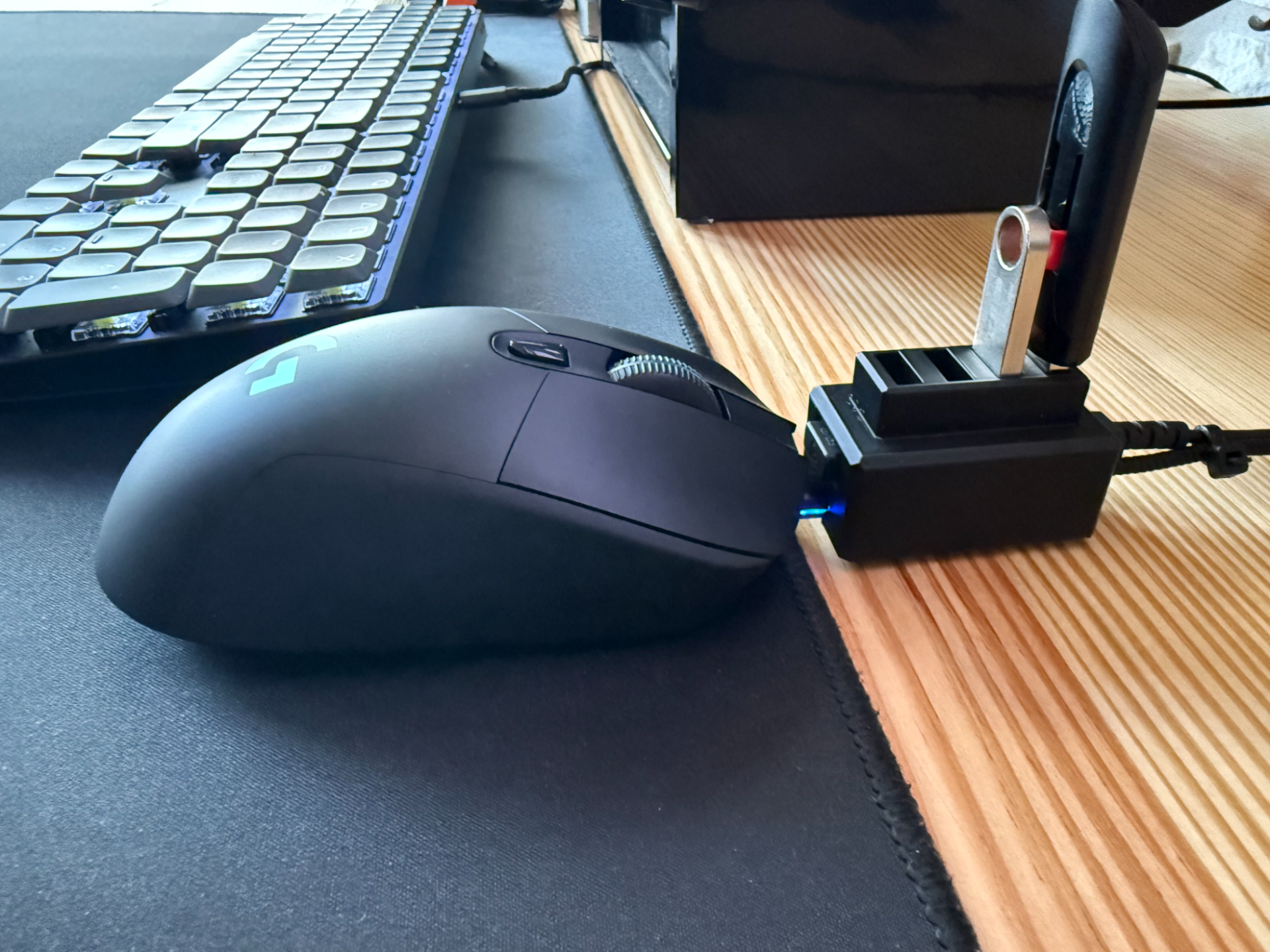 Mouse Charging Dock w/Flash Drive Holder