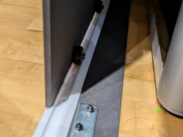 Guide rail for rollers ball bearing