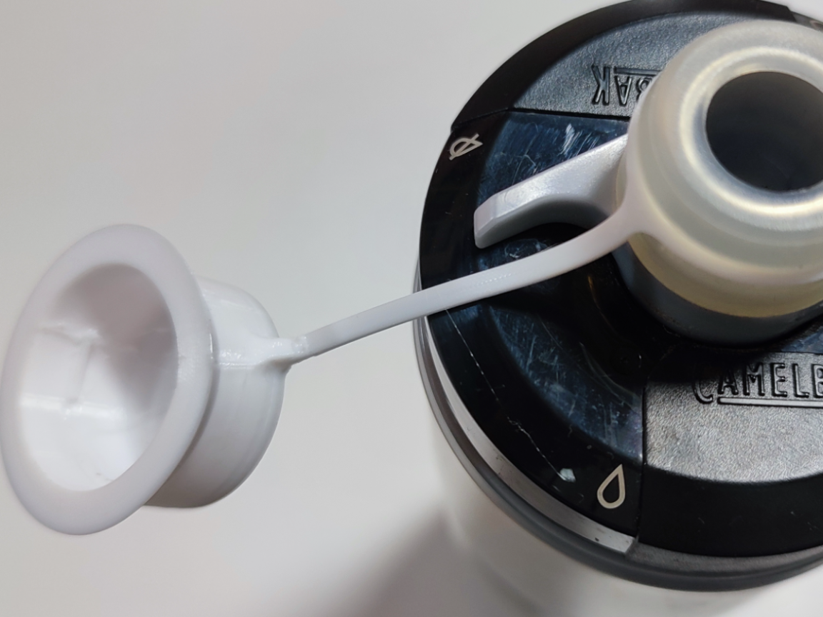 Tapa para botella de agua de ciclismo c/retencion.