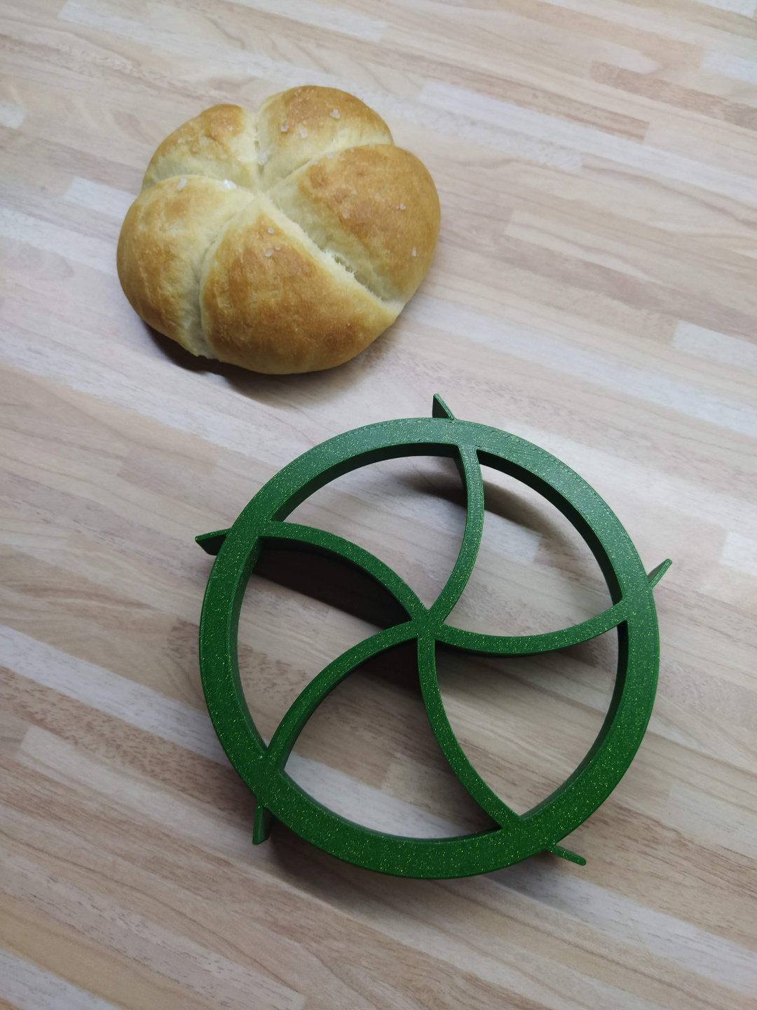 Kaiser roll cutter