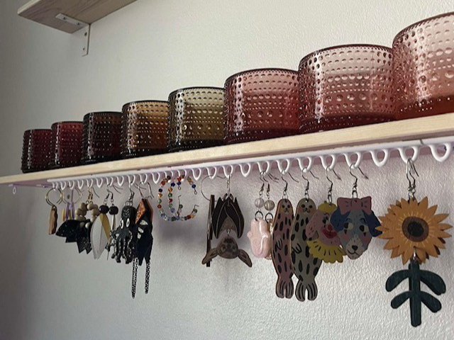 Under the shelf earring holder / earring rack