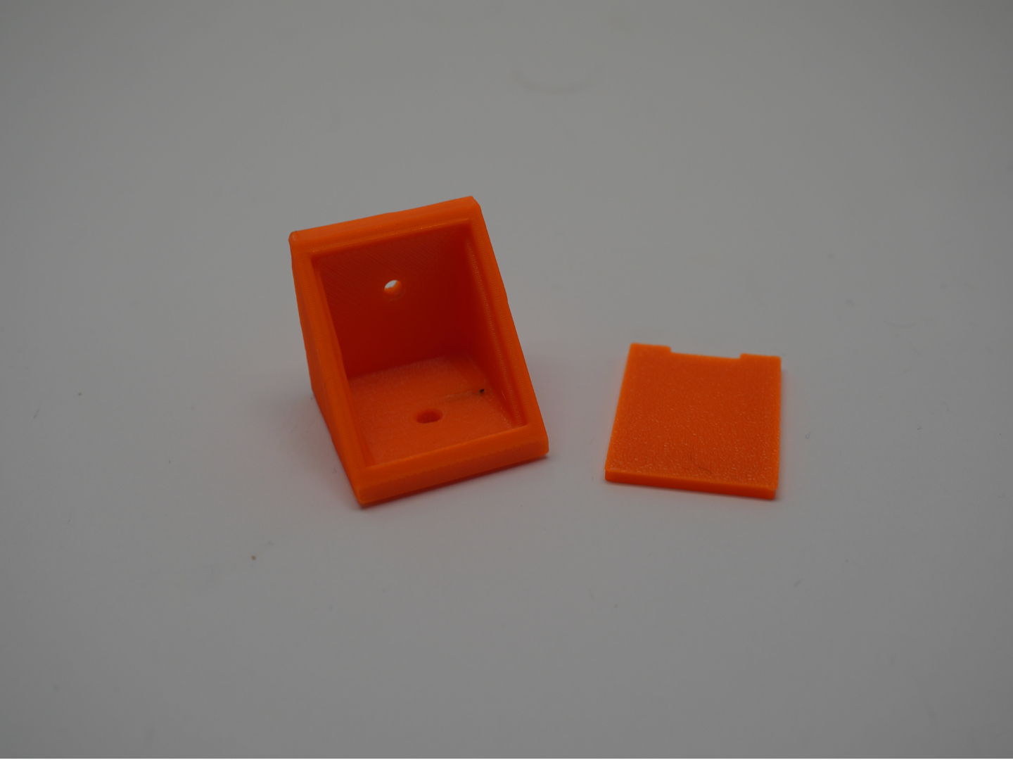 Shelf bracket closable
