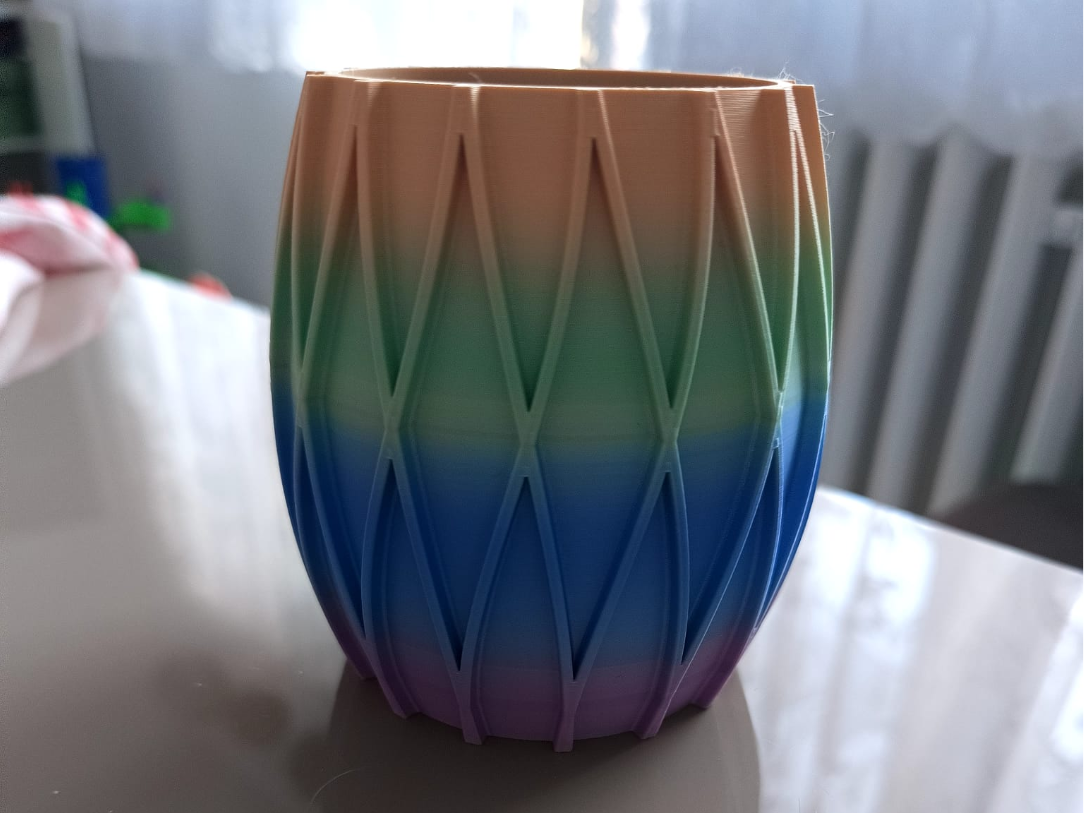 Flower pot with decorative ribs