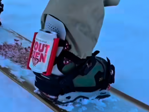 Beercan holder for snowboard bindings