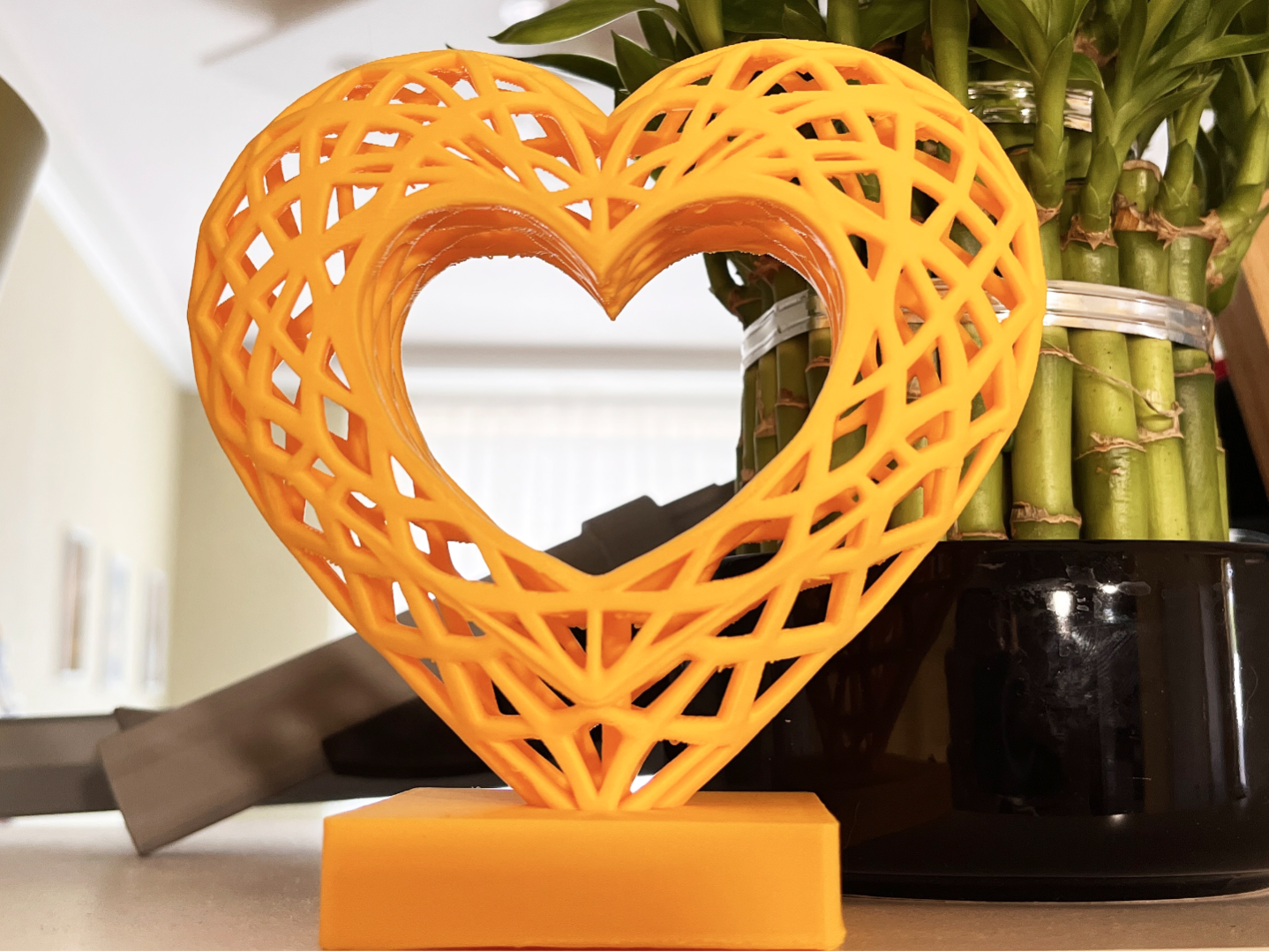 Interwoven Heart – Elegant Geometric Decor