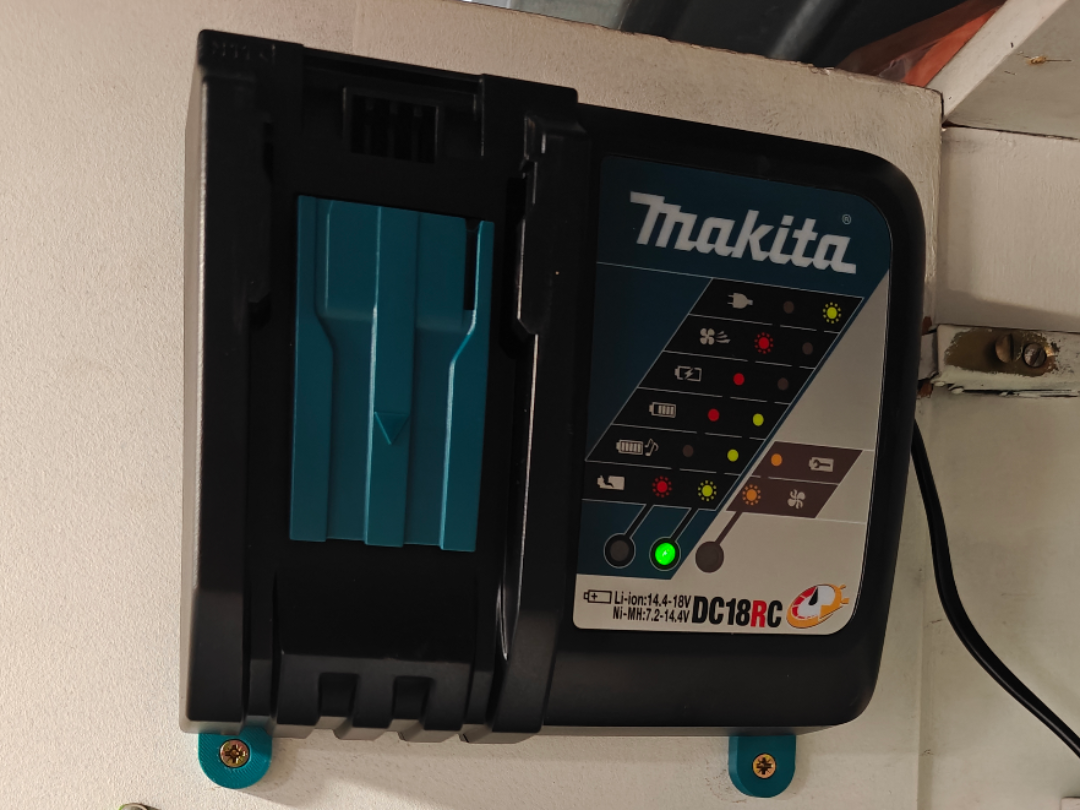Makita DC18RC Wall Mount