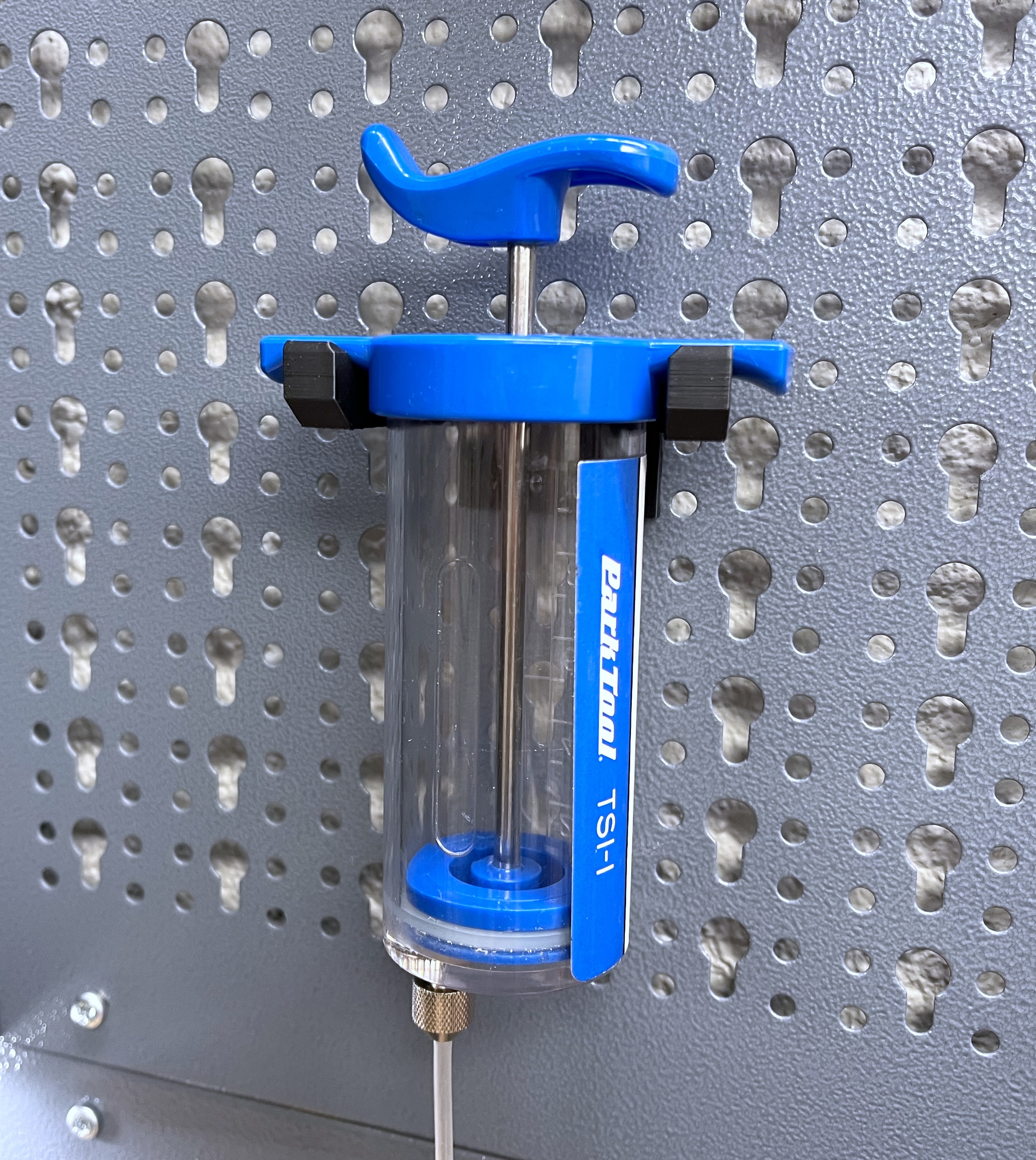 Parametric syringe holder for Kupper pegboard
