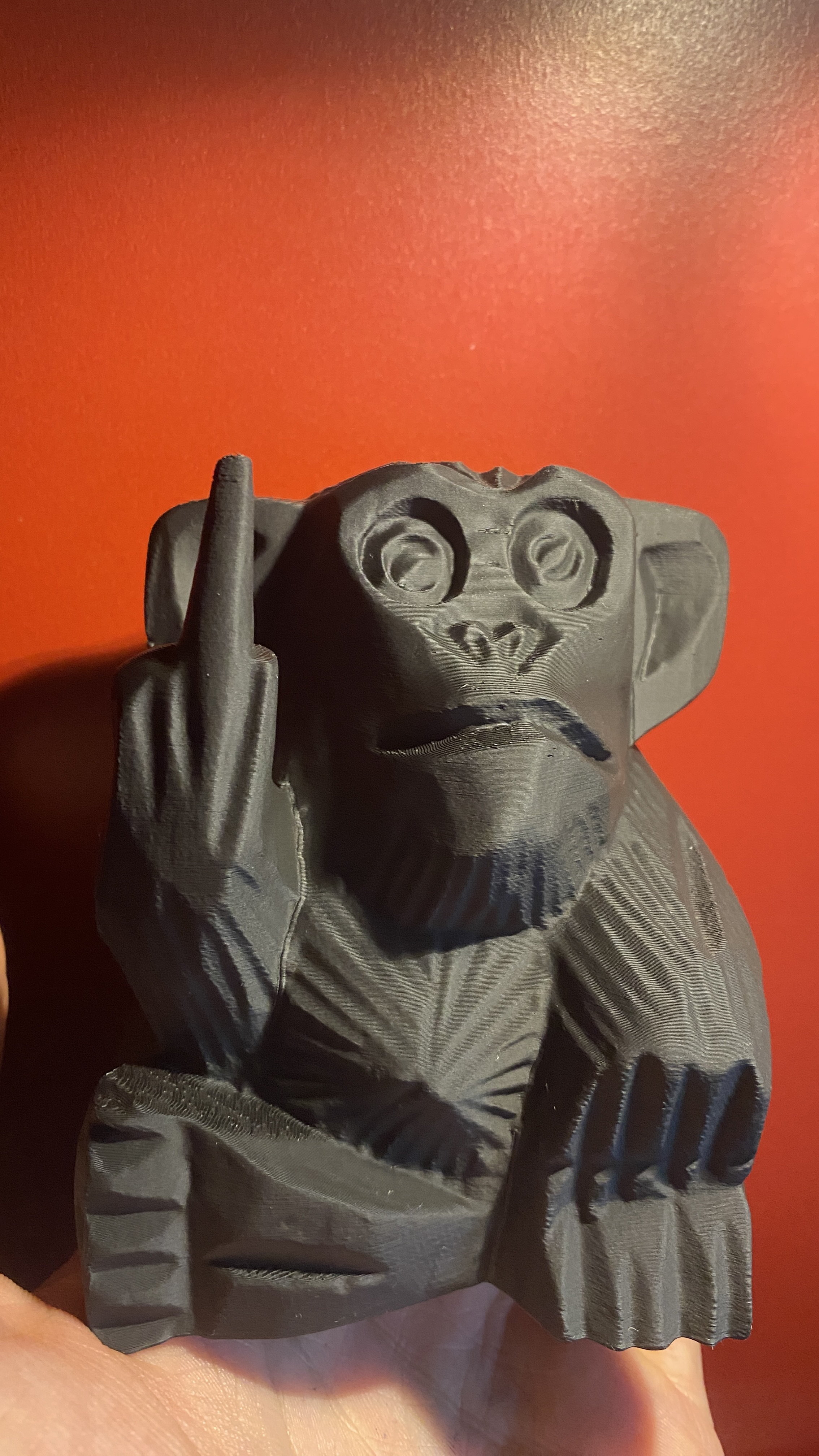 Monkey skulptur with middlefinger