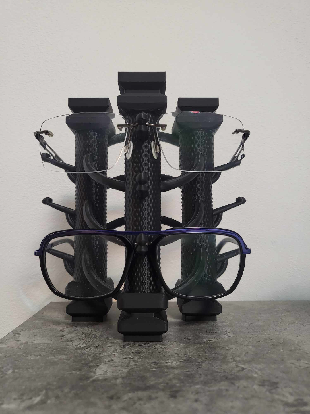 Glasses_stand_by_Gampi