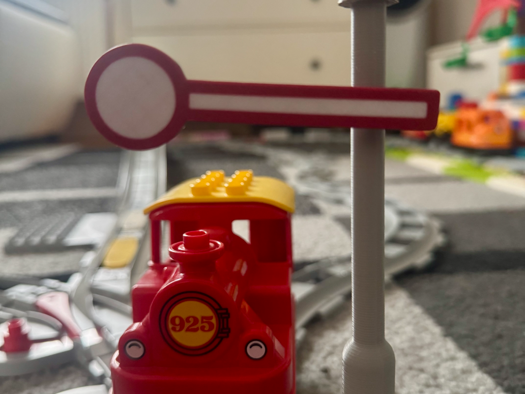 L. Duplo train traffic light