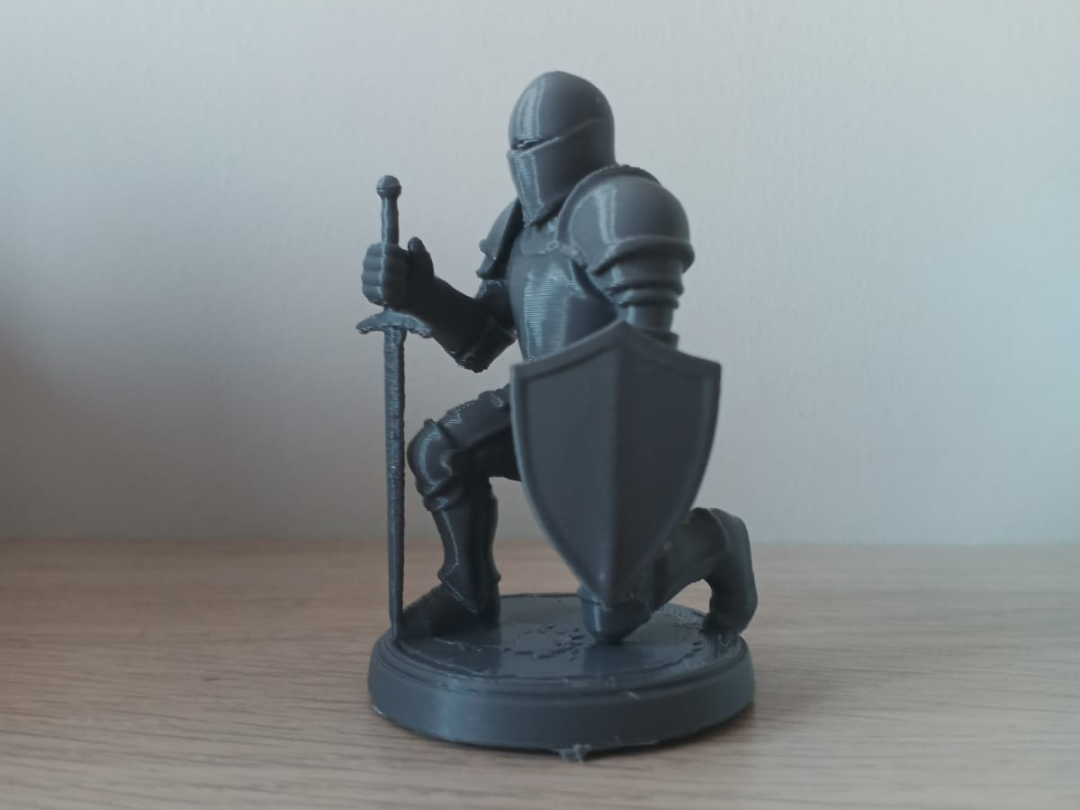 Kneeling Medieval Knight – 7cm Printable Miniature