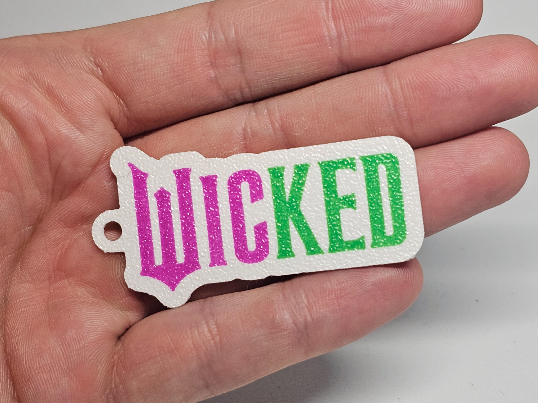 Llavero "WICKED" (2025)