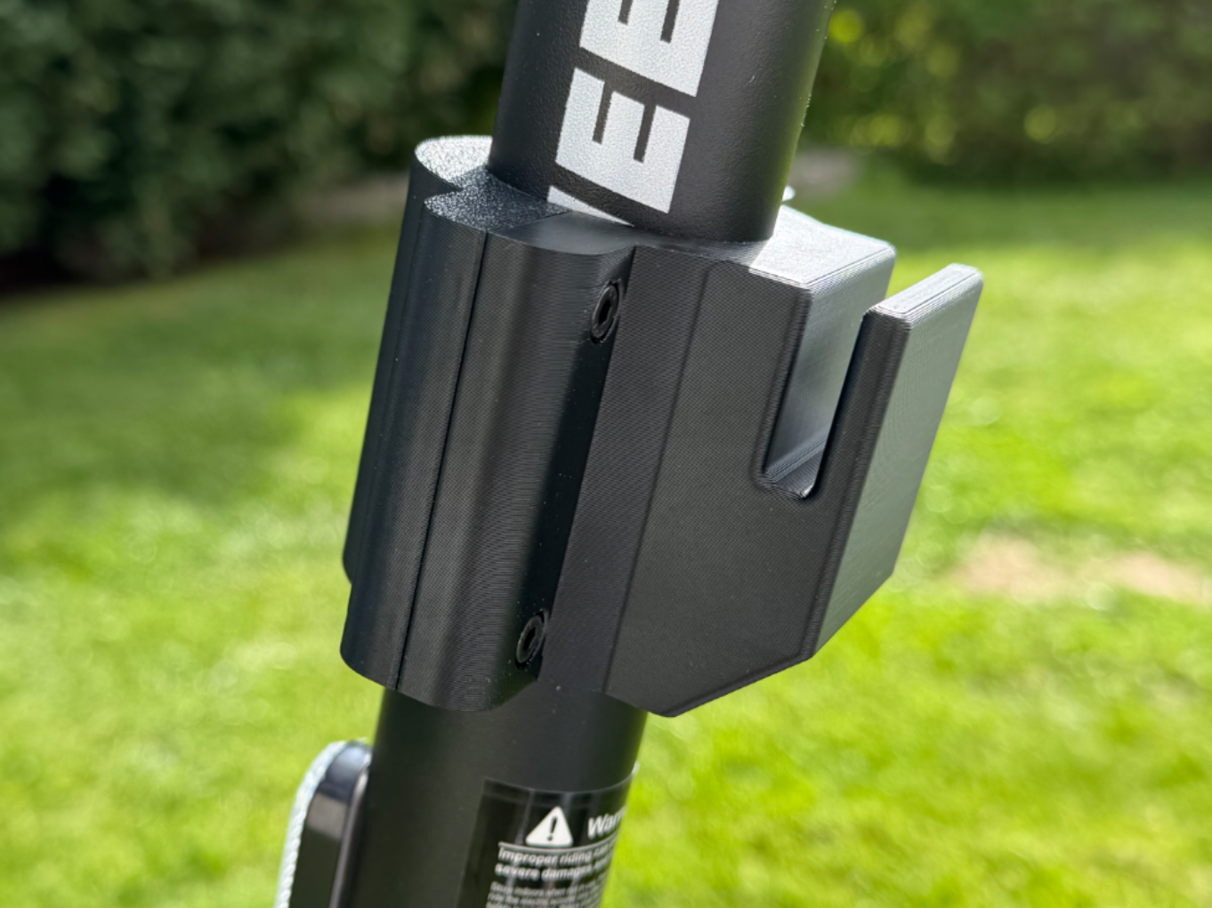 e-wheels AirTag holder and hook