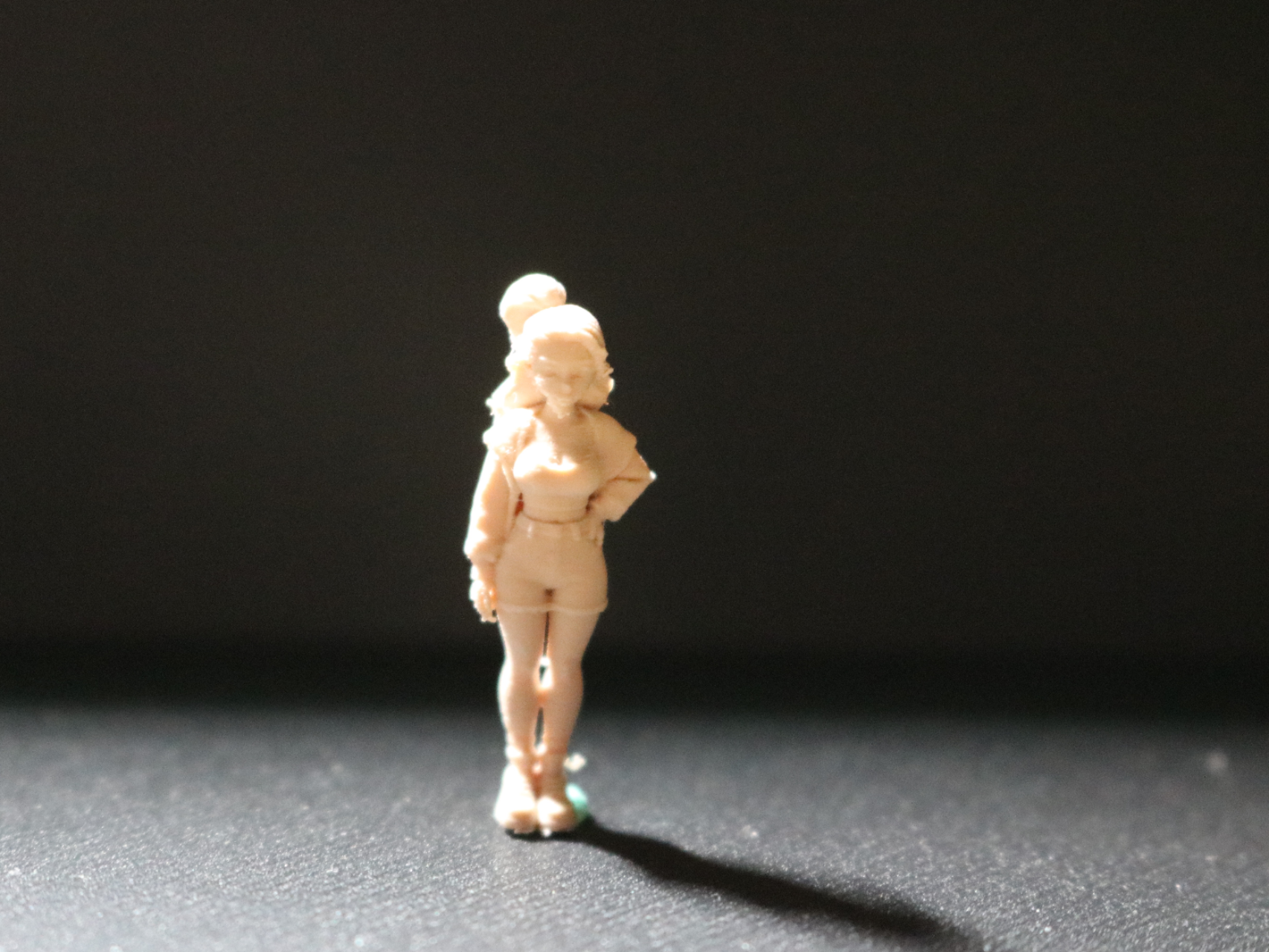 figurine 1 64 fille avec une main sur la hanche