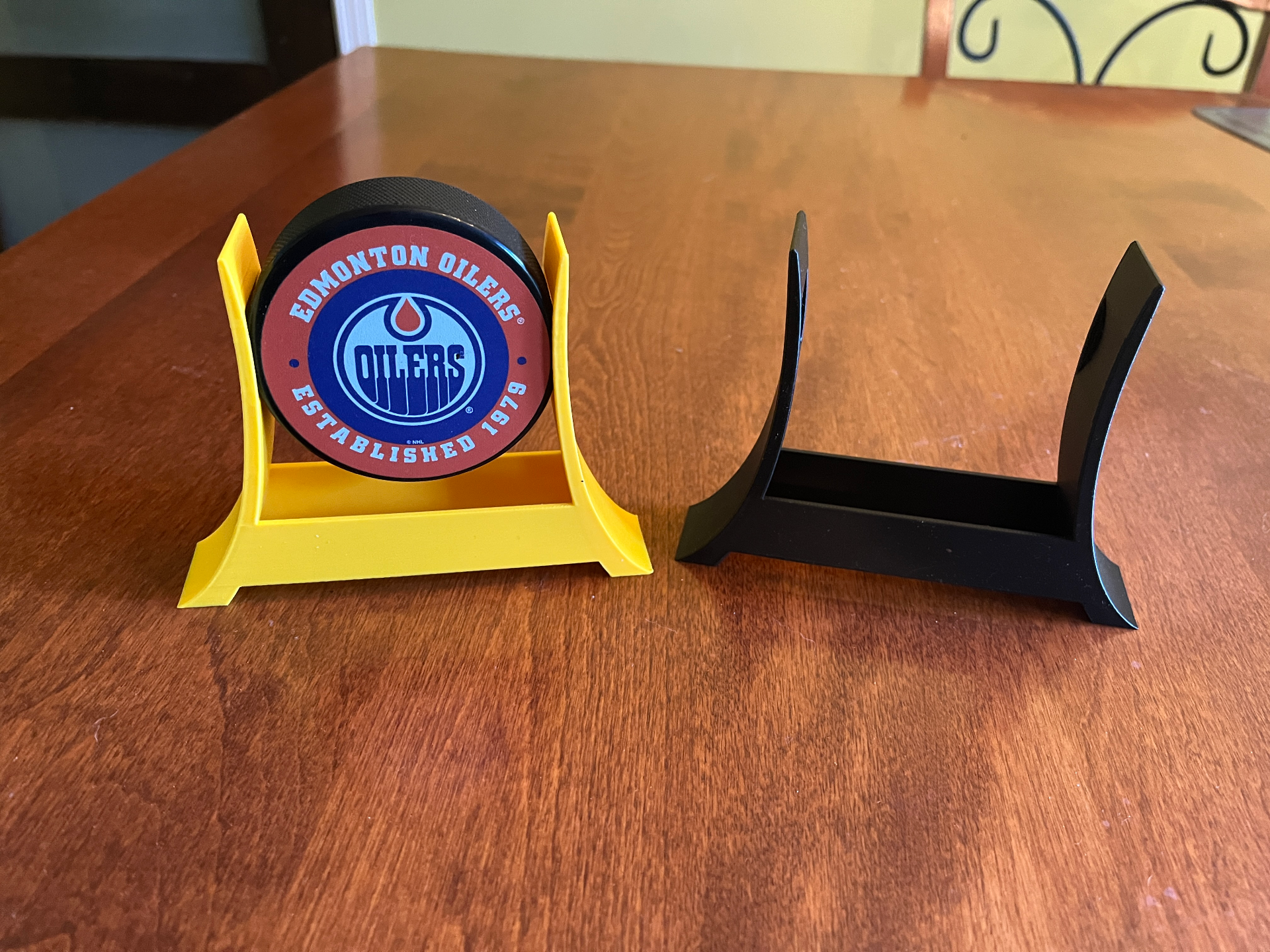 Hockey puck holder