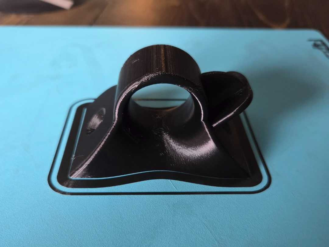 CPAP/BYPAP air hose guide / mask holder