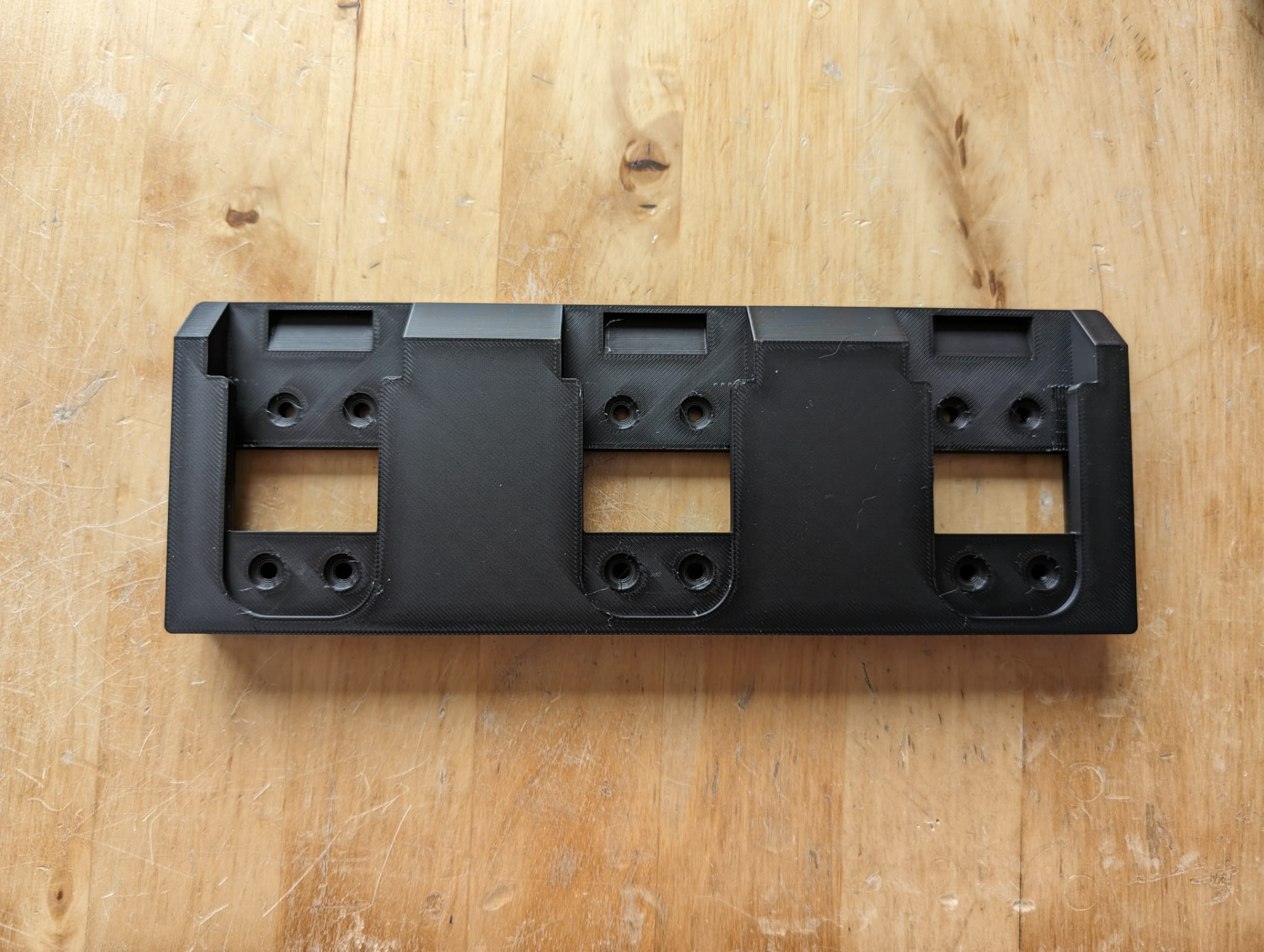 Vonroc 20V Battery Wallmount for 3 Batteries