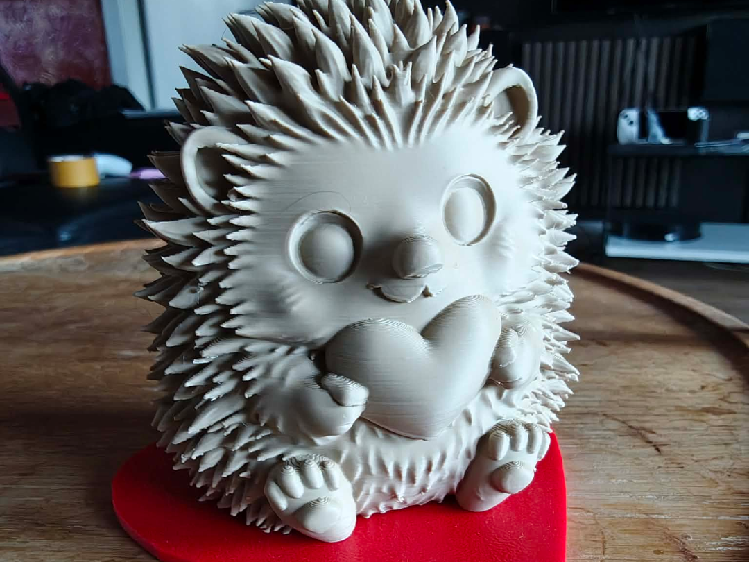 ValentineDay-Headhog-with-a-hart