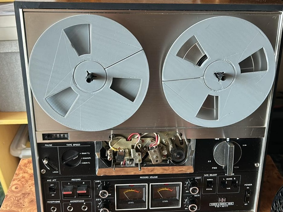 Tape recorder reel