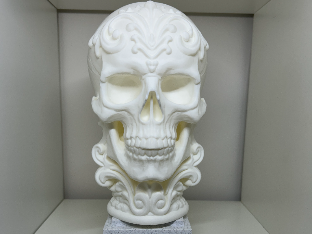 Runenverzierte Totenkopf Statue