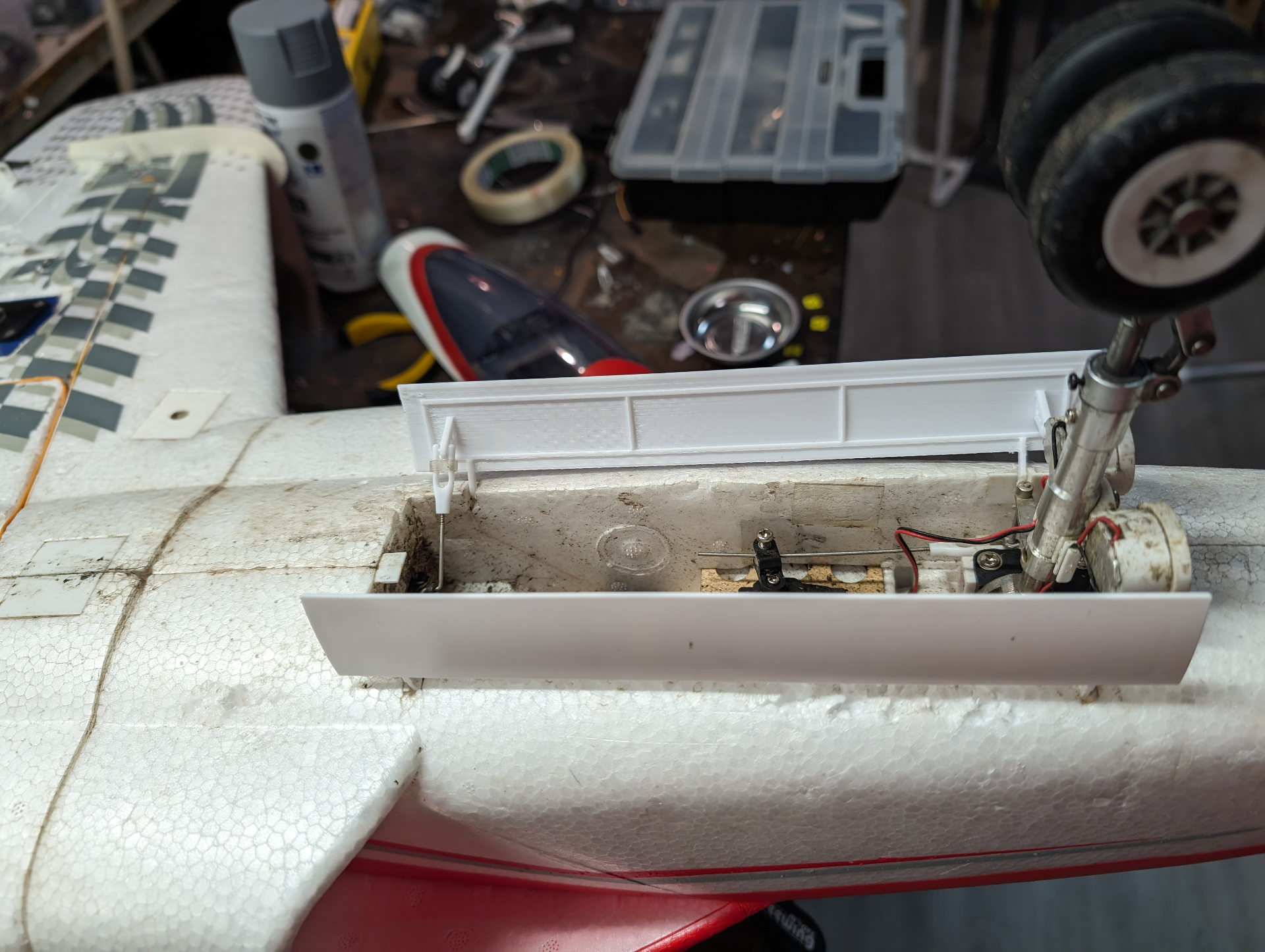 Freewing 90mm Stinger Nose Gear Door