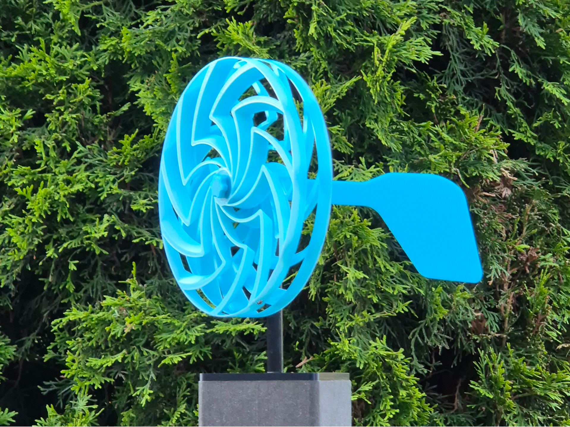 Zaunkappen mit Aufnahme für Windräder – skalierbar