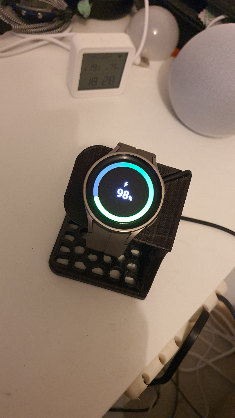 galaxy smartwatch 5  stand recharger