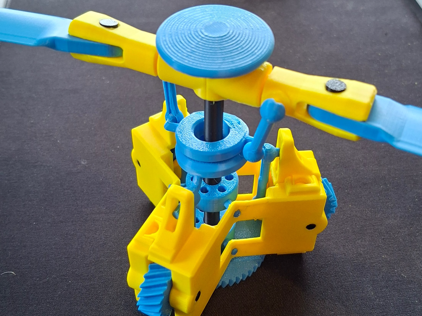 Helicopter main rotor with swash plate