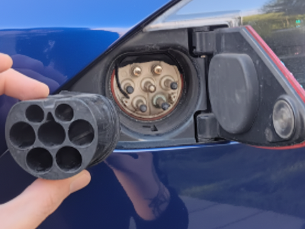 Tesla Model S Pin Carrier Typ 2 Ladebuchse