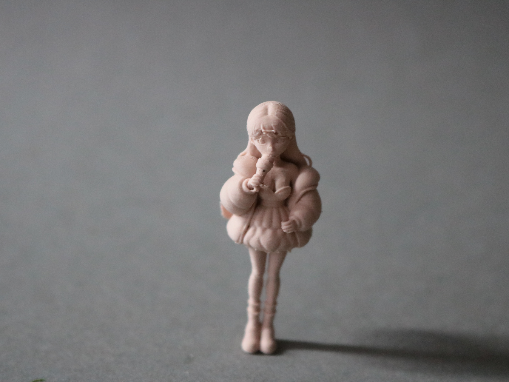 Figurine d'une fille qui mange une glace