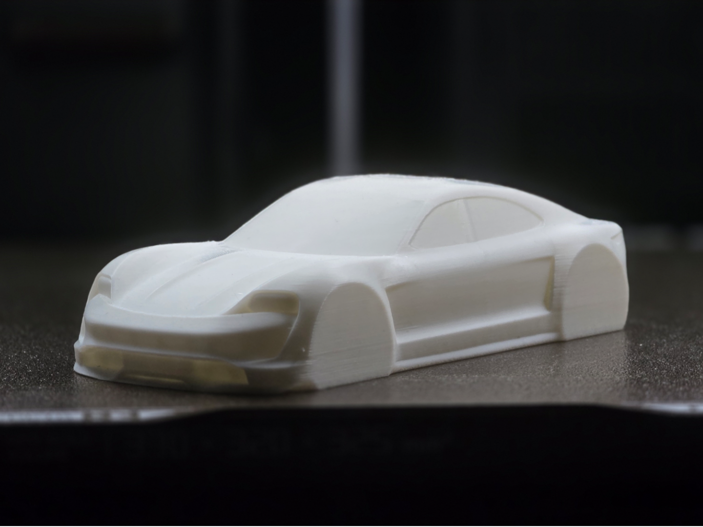 Porsche Taycan Skulptur Minimalistisch