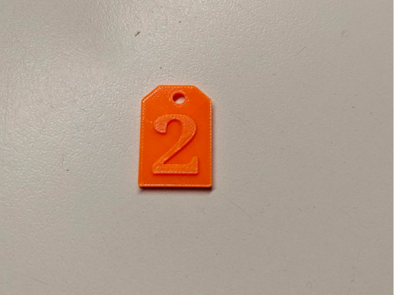 Nummer 2, Schild/Karte mit Loch zum aufhängen