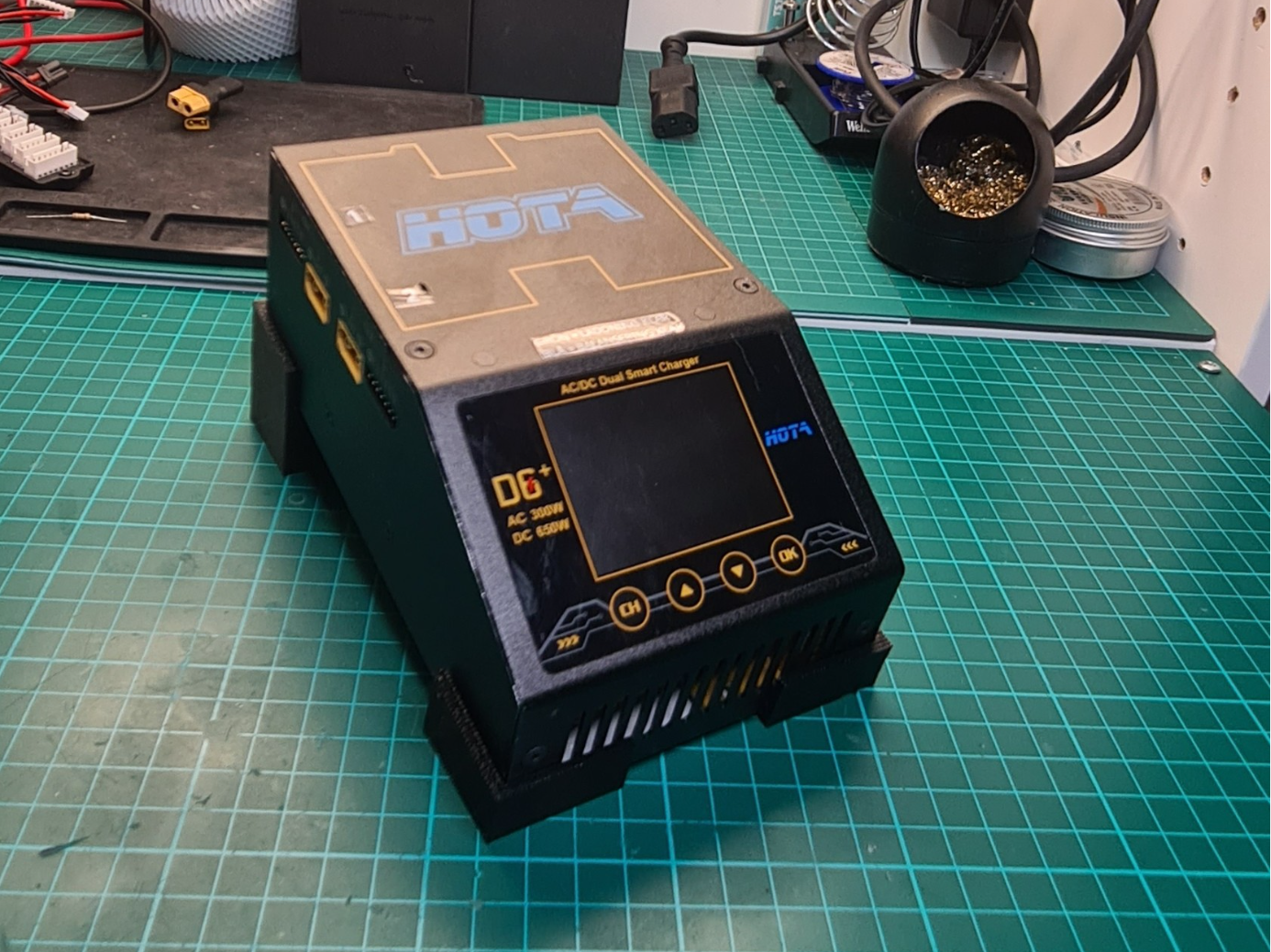 Tilted stand for Hota D6+ Charger