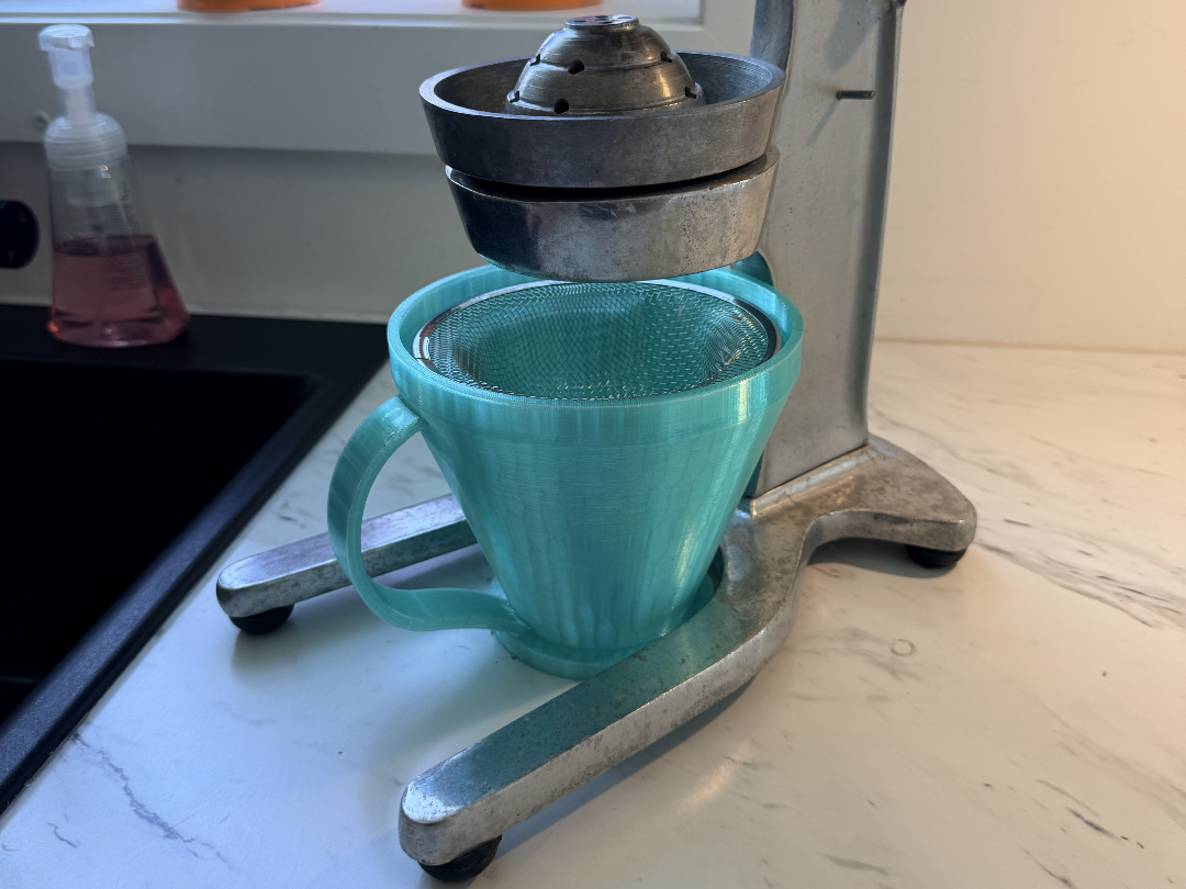 Juicer Cup with strainer support