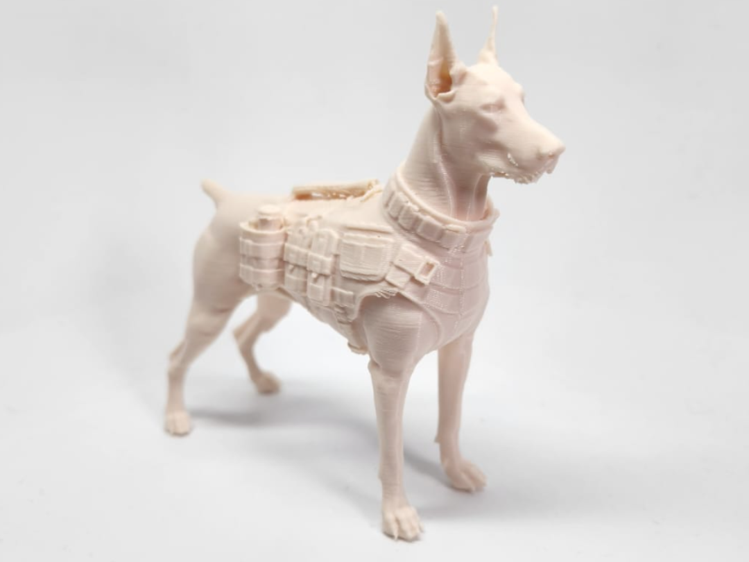 doberman realista com equipamento tático V2