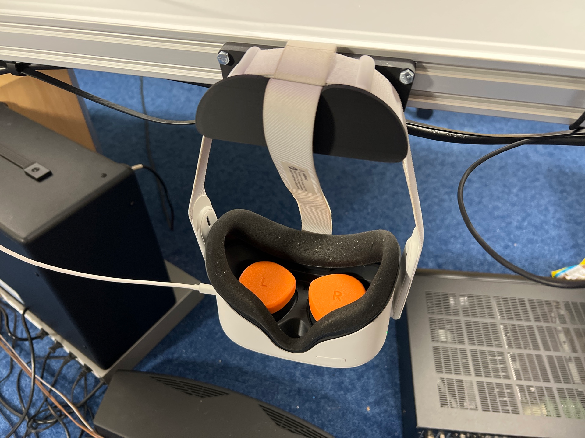 VR Headset Holder M5 screw for Quest and others