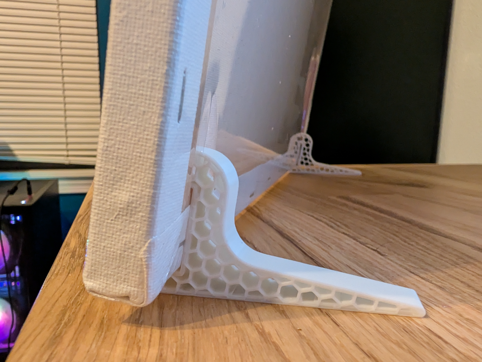 Low-Profile Canvas Bracket for Tabletop Display
